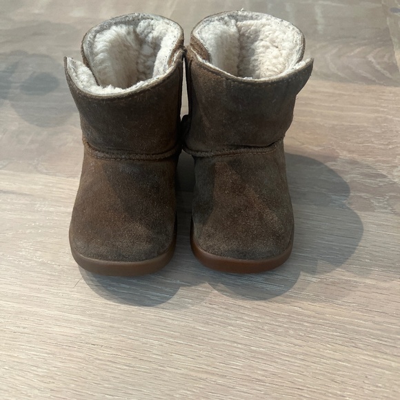 Ugg Toddler boots - Picture 1 of 3